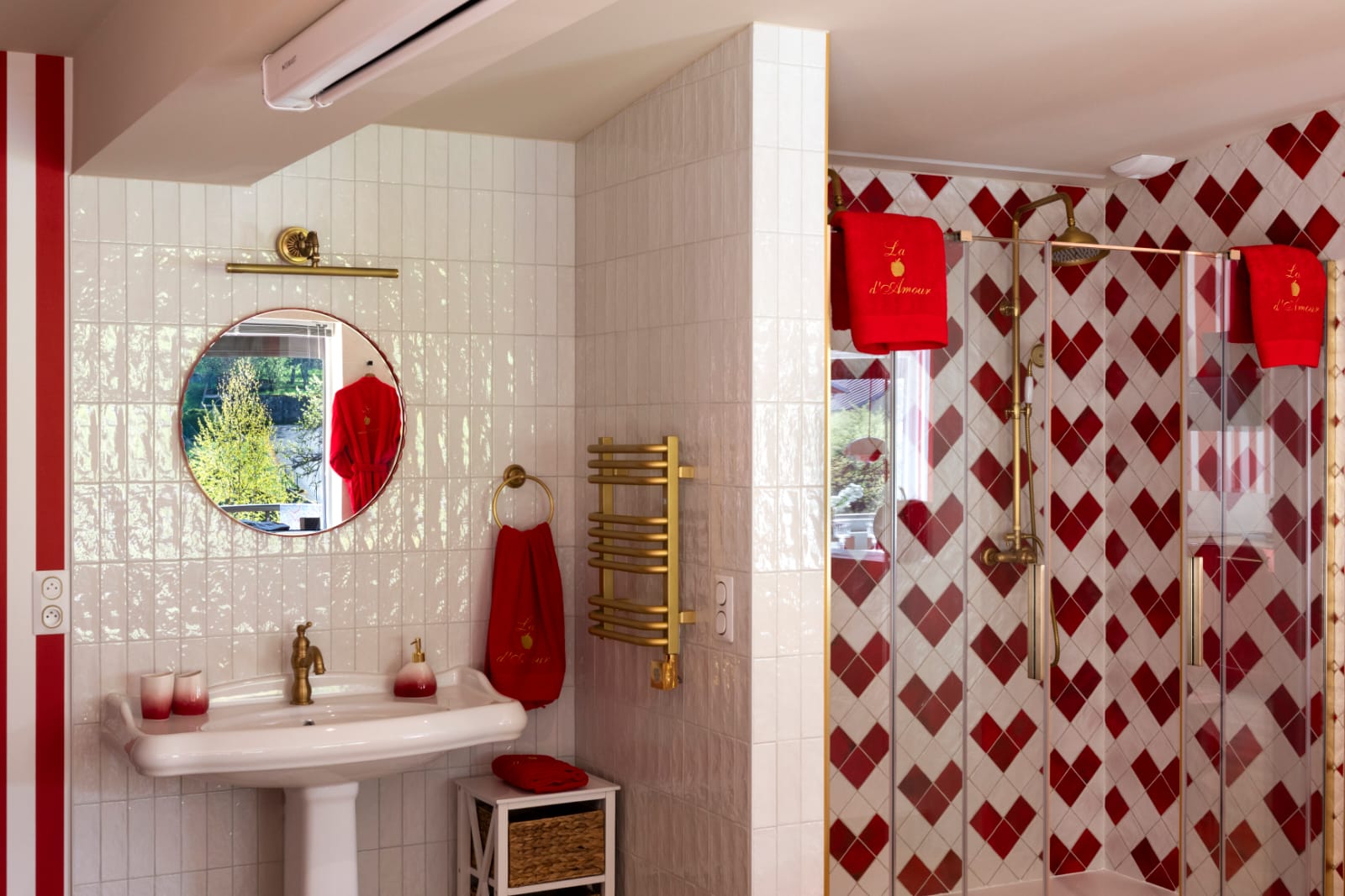 Salle de bain avec douche à l’italienne et carrelage décoratif rouge