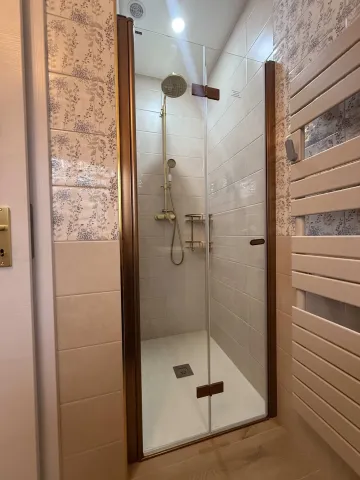 Salle de bain rénovée avec meuble moderne