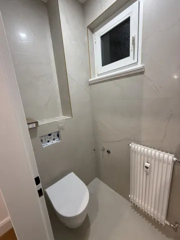 Toilettes modernes rénovées avec WC suspendu