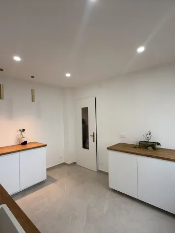 Cuisine rénovée avec espace ouvert moderne