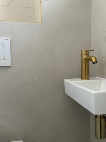 Toilettes modernes rénovées avec WC suspendu
