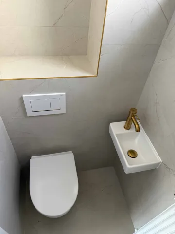 Toilettes modernes rénovées avec WC suspendu