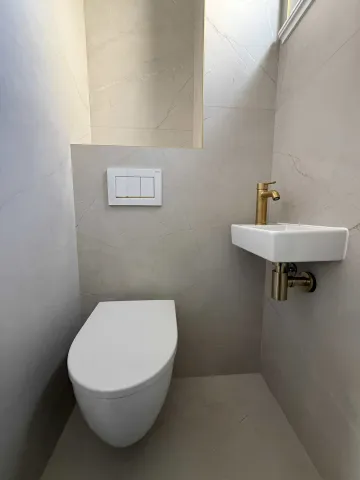 Toilettes modernes rénovées avec WC suspendu