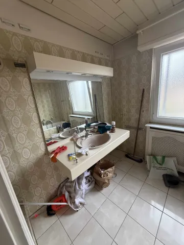 Salle de bain rénovée avec meuble moderne