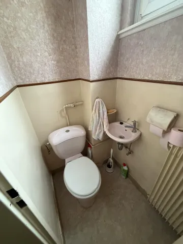 Toilettes modernes rénovées avec WC suspendu