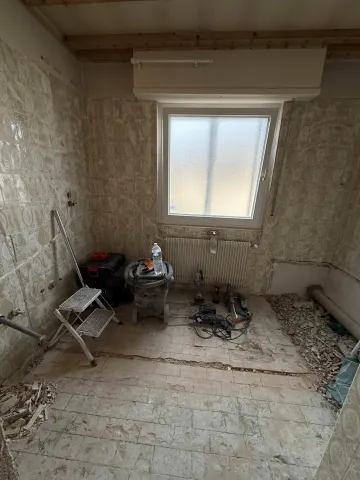 Salle de bain rénovée avec meuble moderne
