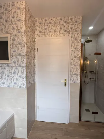 Salle de bain rénovée avec meuble moderne
