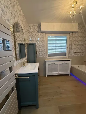 Salle de bain rénovée avec meuble moderne